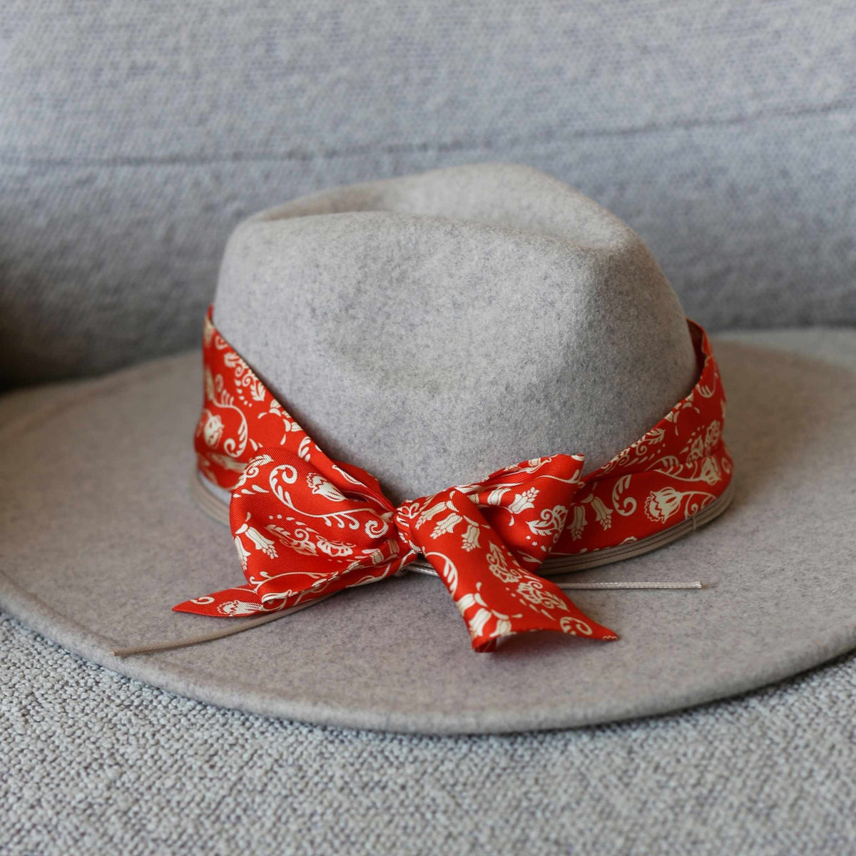 Essential Paisley Silk Twilly in Rust